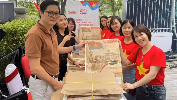 Độc giả háo hức nhận phụ san đặc biệt của Báo Nhân Dân.