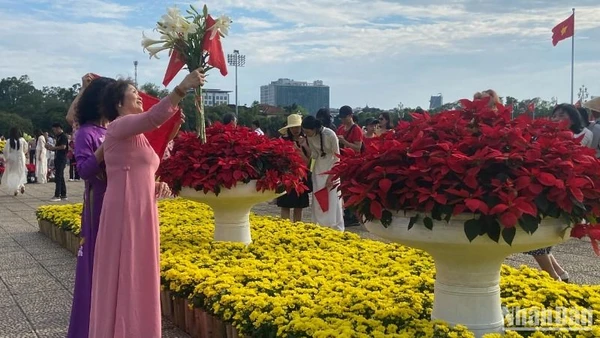 Quảng trường Ba Đình là điểm đến thu hút đông đảo người dân và du khách.