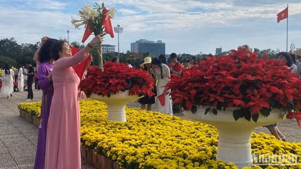 Quảng trường Ba Đình là điểm đến thu hút đông đảo người dân và du khách.