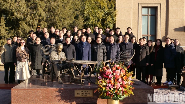 Các đại biểu tại khu vực tượng đài Chủ tịch Hồ Chí Minh trong khuôn viên Đại sứ quán.