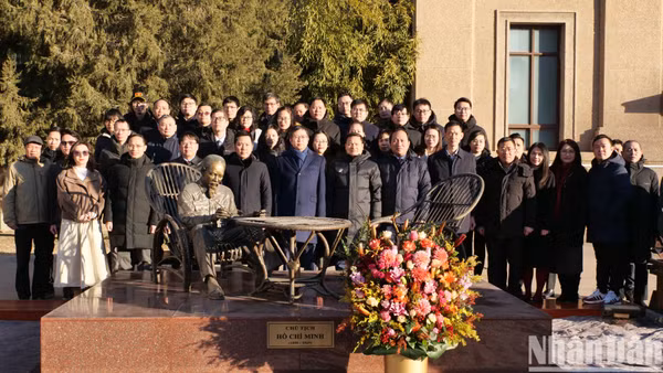 Các đại biểu tại khu vực tượng đài Chủ tịch Hồ Chí Minh trong khuôn viên Đại sứ quán.