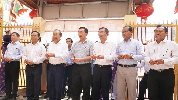 Nguyên Phó Thủ tướng Thường trực Chính phủ Trương Hòa Bình (thứ ba từ trái qua) cùng lãnh đạo tỉnh Long An dâng hương Vía Bà Ngũ hành Long Thượng. 