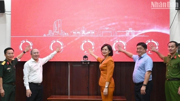 Lãnh đạo tỉnh Bình Phước ấn nút triển khai chức năng Chatbot AI hỗ trợ người dân, doanh nghiệp trên Cổng dịch vụ công tỉnh Bình Phước.