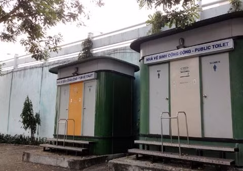 Thiếu nhà vệ sinh tại bến xe buýt 