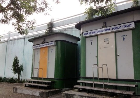 Thiếu nhà vệ sinh tại bến xe buýt 