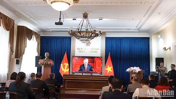 Quang cảnh lễ mít-tinh kỷ niệm 50 năm Ngày Giải phóng miền nam, thống nhất đất nước tại Liên bang Nga.