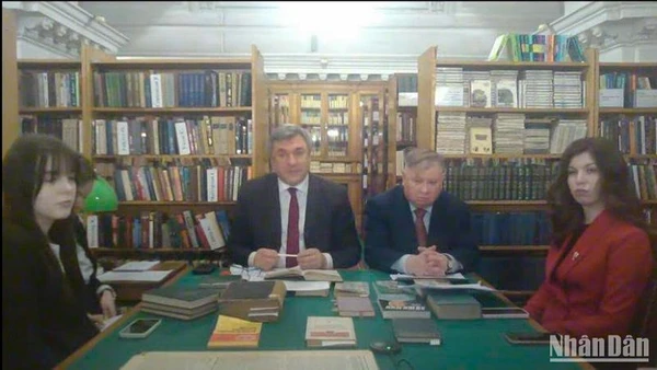 Phó Chủ tịch Ủy ban Đối ngoại Saint Petersburg Vyacheslav Kalganov điều hành hội nghị. 