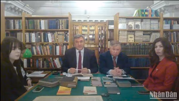 Phó Chủ tịch Ủy ban Đối ngoại Saint Petersburg Vyacheslav Kalganov điều hành hội nghị. 