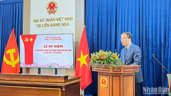 Đại sứ Đặng Minh Khôi, Bí thư Đảng ủy Việt Nam tại Liên bang Nga phát biểu tại lễ kỷ niệm. (Ảnh: XUÂN HƯNG)