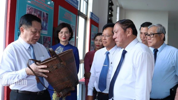 Đồng chí Nguyễn Trọng Nghĩa tìm hiểu nét văn hóa, con người Bình Phước thông qua vật dụng hằng ngày của người dân.