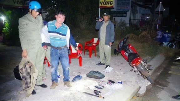 Lực lượng công an bắt đối tượng cùng hung khí. (Ảnh: Công an Bình Phước)