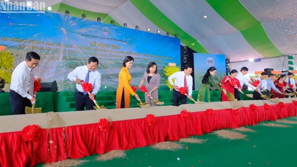 Lãnh đạo tỉnh Bình Phước thực hiện nghi lễ động thổ dự án cao tốc Gia Nghĩa-Chơn Thành.