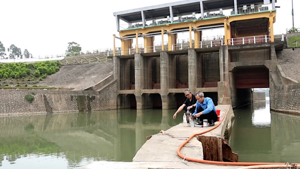 Kiểm tra chất lượng nước tại trạm bơm dã chiến Xuân Quan. (Ảnh nhandan.vn)
