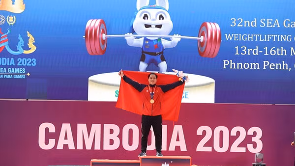 Nguyễn Quốc Toàn phá kỷ lục SEA Games, giành Huy chương Vàng môn Cử tạ hạng 89kg nam. (Ảnh: TTXVN)