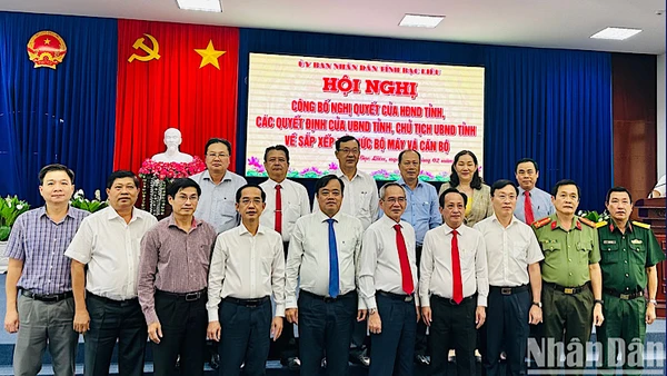 Ban Thường vụ Tỉnh ủy Bạc Liêu chụp ảnh lưu niệm với các đồng chí lãnh đạo tỉnh xin nghỉ hưu trước tuổi đợt đầu năm 2205. Ảnh: TRỌNG DUY