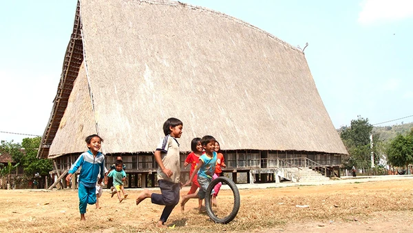 Bên mái nhà rông làng Kon Brăp Ju. (Ảnh: KHIẾU MINH)