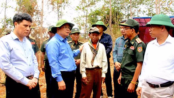 Đại diện Tư lệnh Quân khu 4 thăm Đội quy tập 192, Bộ Chỉ huy Quân sự thành phố Huế và động viên các lực lượng giúp đỡ đội quy tập.