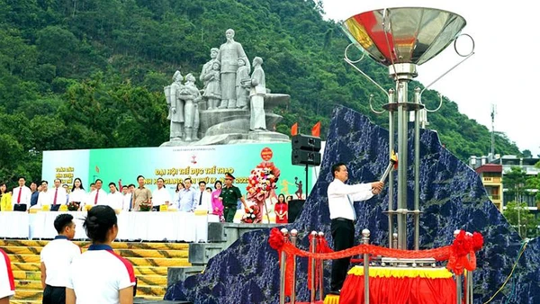 Ngọn lửa đại hội được thắp sáng tại Quảng trường 26/3 thành phố Hà Giang.