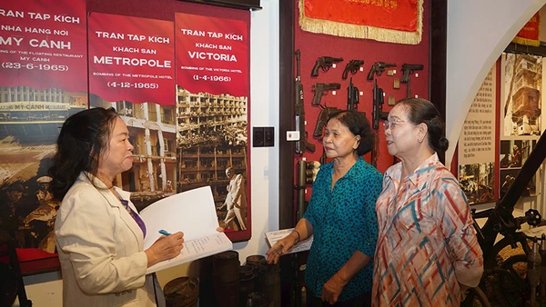 Tác giả Mã Thiện Đồng gặp gỡ các cựu nữ chiến sĩ Biệt động Sài Gòn. (Ảnh: THẾ ANH)