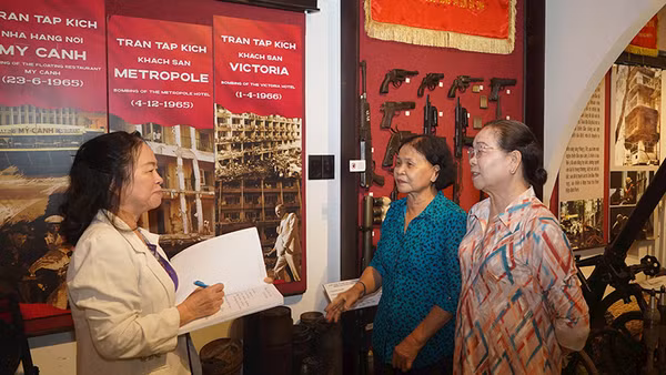 Tác giả Mã Thiện Đồng gặp gỡ các cựu nữ chiến sĩ Biệt động Sài Gòn. (Ảnh: THẾ ANH)