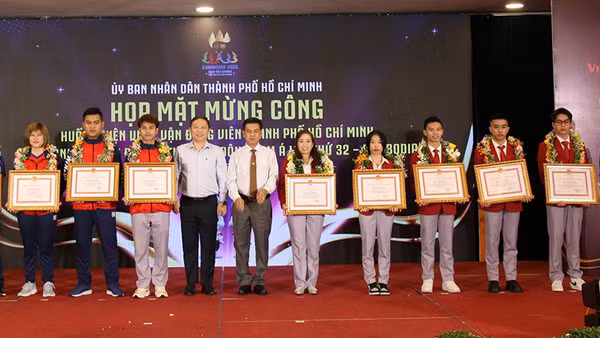 Lãnh đạo Ủy ban nhân dân Thành phố tặng Bằng khen cho các vận động viên đạt thành tích xuất sắc tại SEA Games 22.