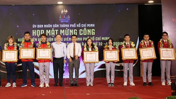 Lãnh đạo Ủy ban nhân dân Thành phố tặng Bằng khen cho các vận động viên đạt thành tích xuất sắc tại SEA Games 22.