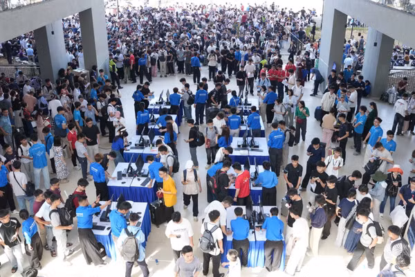 Trong ngày nhập học, sinh viên và phụ huynh được hướng dẫn thực hiện các thủ tục, tìm hiểu về ngành học, chương trình đào tạo và đời sống sinh viên.