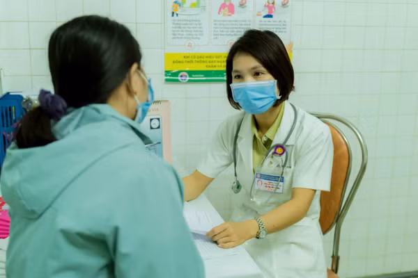 Cán bộ y tế tư vấn cho phụ nữ trong độ tuổi chủ động dự phòng, sàng lọc để đẩy lùi bệnh ung thư vú, ung thư cổ tử cung. (Ảnh: ĐỖ THỦY)