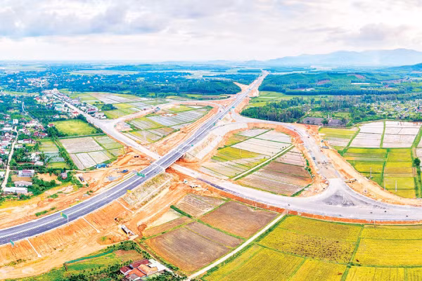 Một đoạn tuyến thuộc dự án đường cao tốc bắc-nam (giai đoạn 2) vừa được thông xe kỹ thuật ngày 19/12/2025 vừa qua, góp phần nối liền mạch đường cao tốc bắc-nam, từ Cao Bằng tới Cà Mau.