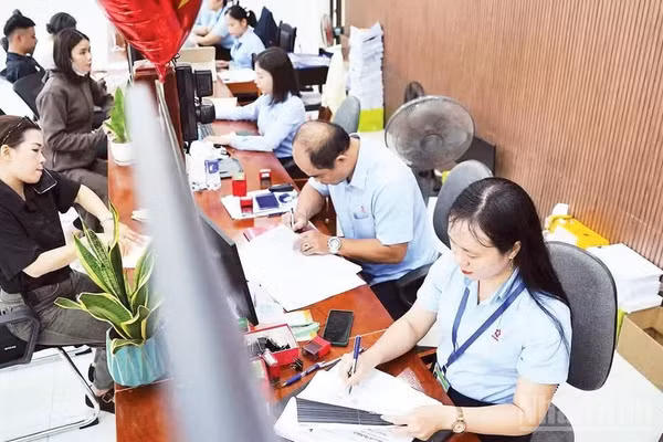 Cán bộ làm việc tại Trung tâm phục vụ hành chính công phường Hải Châu, Đà Nẵng. (Ảnh: ANH ĐÀO)