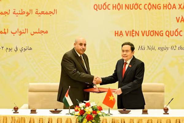 Chủ tịch Quốc hội Trần Thanh Mẫn và Chủ tịch Hạ viện Jordan Mazen Turki El Qadi ký kết thỏa thuận hợp tác giữa Quốc hội Việt Nam và Hạ viện Jordan. (Ảnh: DUY LINH)