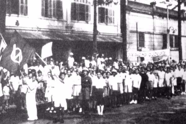 Thanh niên Tiền phong tại Sài Gòn biểu dương lực lượng trong những ngày Cách mạng Tháng Tám 1945. (Ảnh: Bảo tàng Thành phố Hồ Chí Minh)