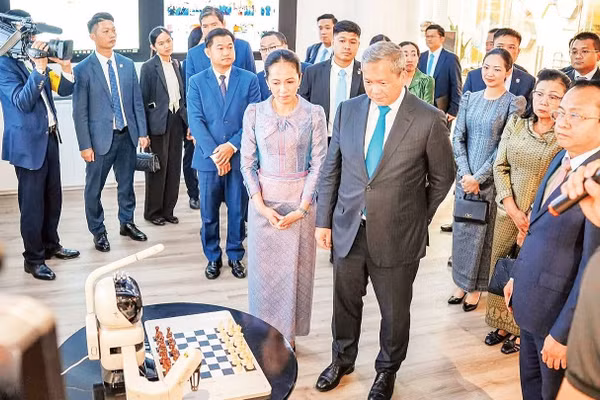 Thủ tướng Campuchia Hun Manet thăm Trung tâm Đổi mới sáng tạo quốc gia của Việt Nam. (Ảnh: Bộ Ngoại giao và Hợp tác quốc tế Campuchia)