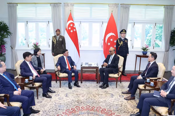 Thường trực Ban Bí thư Trần Cẩm Tú hội kiến Tổng thống Singapore Tharman Shanmugaratnam. (Ảnh: TTXVN)