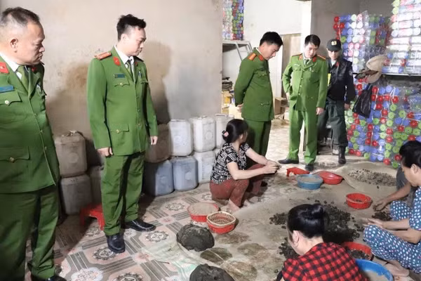 Phòng Cảnh sát Kinh tế Công an Hà Tĩnh triệt phá chuyên án “sản xuất, buôn bán thuốc đông y cổ truyền giả” tại hai xã Đức Minh và Can Lộc. (Ảnh: CÔNG AN TỈNH HÀ TĨNH)