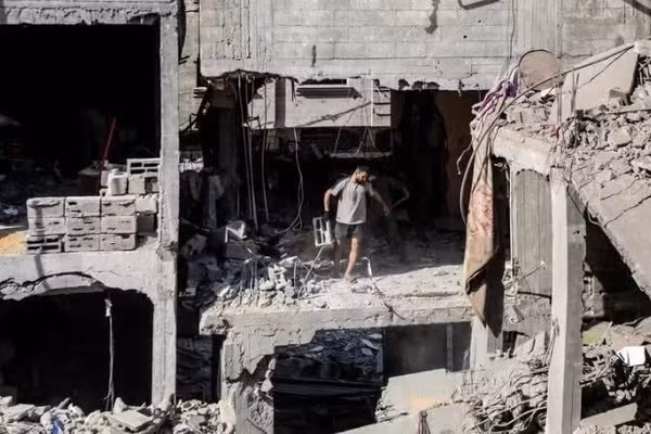 Cảnh đổ nát sau cuộc tấn công của Israel tại trại tị nạn Al-Shati, phía tây Gaza, ngày 9/5/2026. (Ảnh: THX/TTXVN)