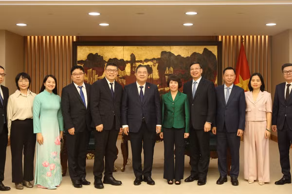 Phó Thủ tướng Thường trực Chính phủ Phạm Gia Túc chụp ảnh lưu niệm tại buổi tiếp Chủ tịch Tập đoàn Texhong Hồng Thiên Chúc. (Ảnh: chinhphu.vn)