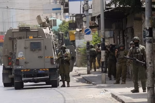 Các lực lượng Israel được triển khai tại thành phố Nablus, Bờ Tây. (Ảnh: THX/TTXVN)