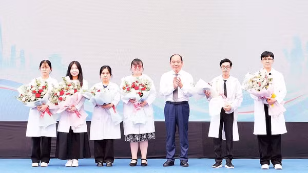 Đại diện Sở Y tế Thành phố Hồ Chí Minh tặng hoa chúc mừng những bác sĩ trẻ đăng ký về công tác tại các trạm y tế.