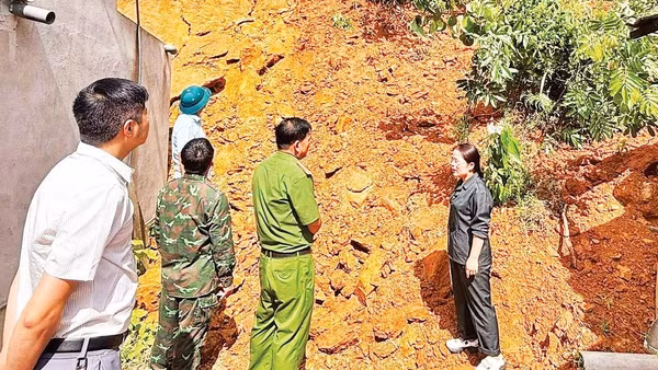 Lãnh đạo xã Bạch Thông kiểm tra, chỉ đạo công tác khắc phục sạt lở trên địa bàn (Ảnh MINH NGUYỆT)