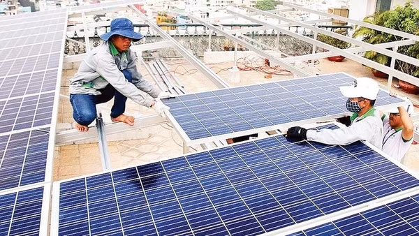 Công nhân lắp đặt điện mặt trời tại Thành phố Hồ Chí Minh.