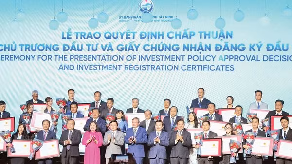 Lãnh đạo tỉnh Tây Ninh trao Quyết định chấp thuận chủ trương đầu tư và giấy chứng nhận đăng ký đầu tư cho doanh nghiệp Tây Ninh tổ chức Lễ khởi công động thổ các công trình, dự án tại hội nghị xúc tiến đầu tư năm 2026.
