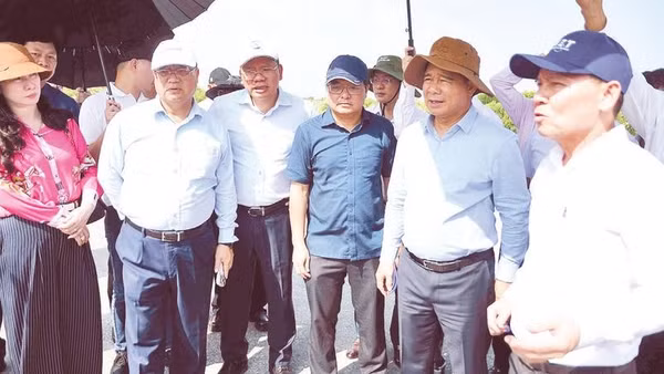 Chủ tịch Ủy ban nhân dân Thành phố Hồ Chí Minh Nguyễn Văn Được (thứ hai từ phải sang) nghe báo cáo về dự án Nhà máy điện LNG Long Sơn.