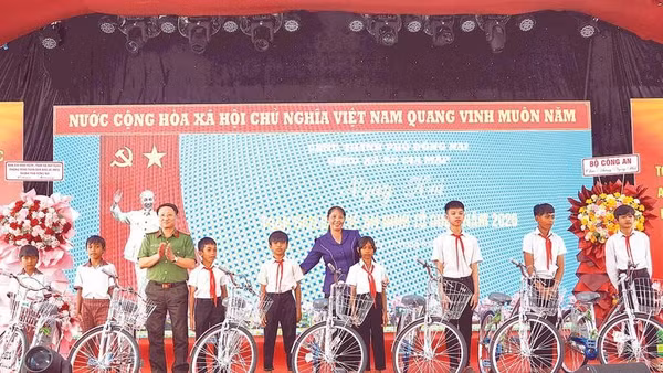 Đại diện lãnh đạo Bộ Công an trao xe đạp tặng học sinh nghèo xã Bù Gia Mập.