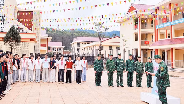 Cán bộ, chiến sĩ Đồn Biên phòng Pò Mã giới thiệu về cột mốc cho học sinh (Ảnh THU HIỀN)