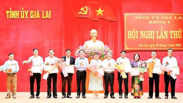 Tỉnh ủy Gia Lai tặng Bằng khen cho 9 đảng bộ trực thuộc đạt tiêu chuẩn hoàn thành xuất sắc nhiệm vụ tiêu biểu năm 2025.