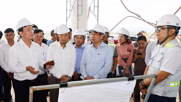Chủ tịch UBND tỉnh Lâm Đồng Hồ Văn Mười nghe chủ đầu tư báo cáo tiến độ dự án Quảng trường trung tâm Gia Nghĩa.