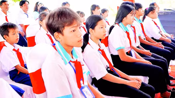 Học sinh dự lễ khởi công Trường phổ thông nội trú liên cấp tiểu học-trung học cơ sở Thường Phước, xã Thường Phước, tỉnh Đồng Tháp.