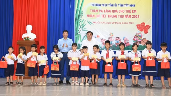 Thường trực Tỉnh ủy Tây Ninh trao quà Trung thu cho học sinh có hoàn cảnh khó khăn tại xã biên giới Phước Chỉ.