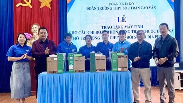 Đoàn Trường THPT số 2 Trần Cao Vân trao tặng 4 bộ máy tính cho các Chi đoàn làng Tel, O Bung và các thôn Cây Xoài, thôn 2 (xã Ia Ko).